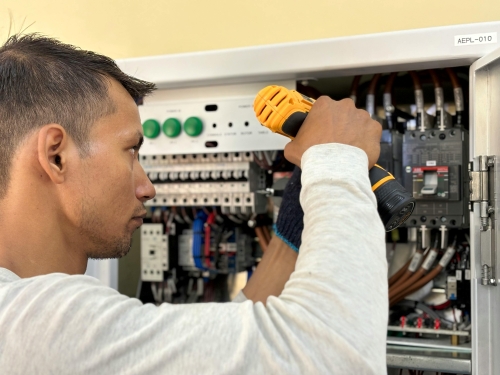 Professionele installateur aan het werk in een technische kast