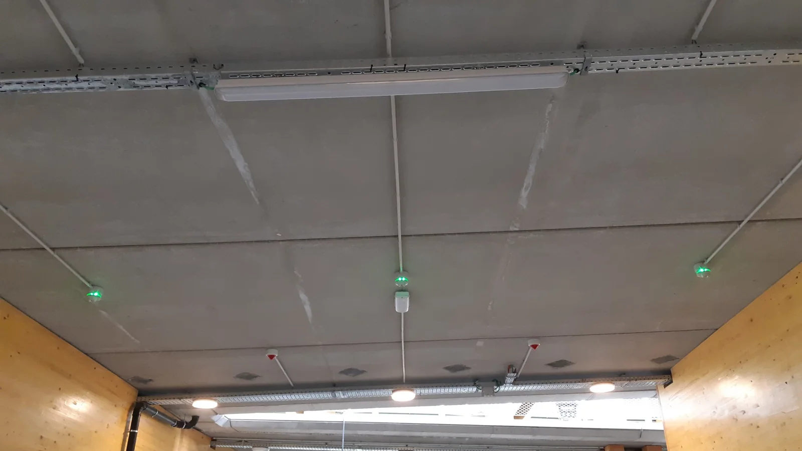 Sensoren en installatiecomponenten aan het plafond van P+R Merksem