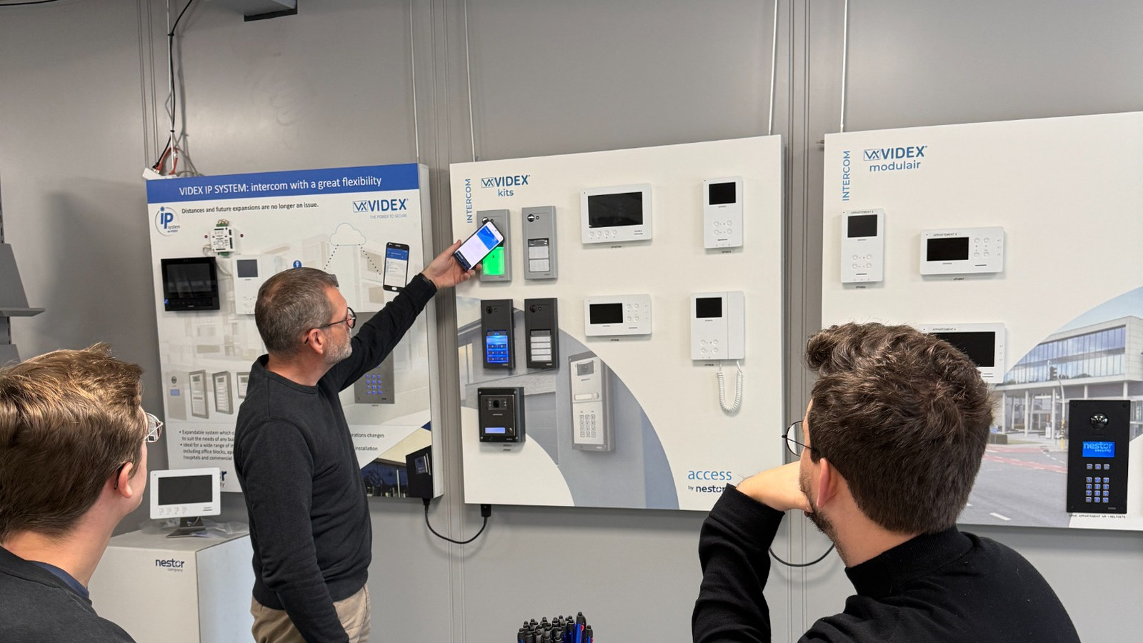 Persoonlijke demonstratie van intercomsystemen in de showroom van Nestor Company
